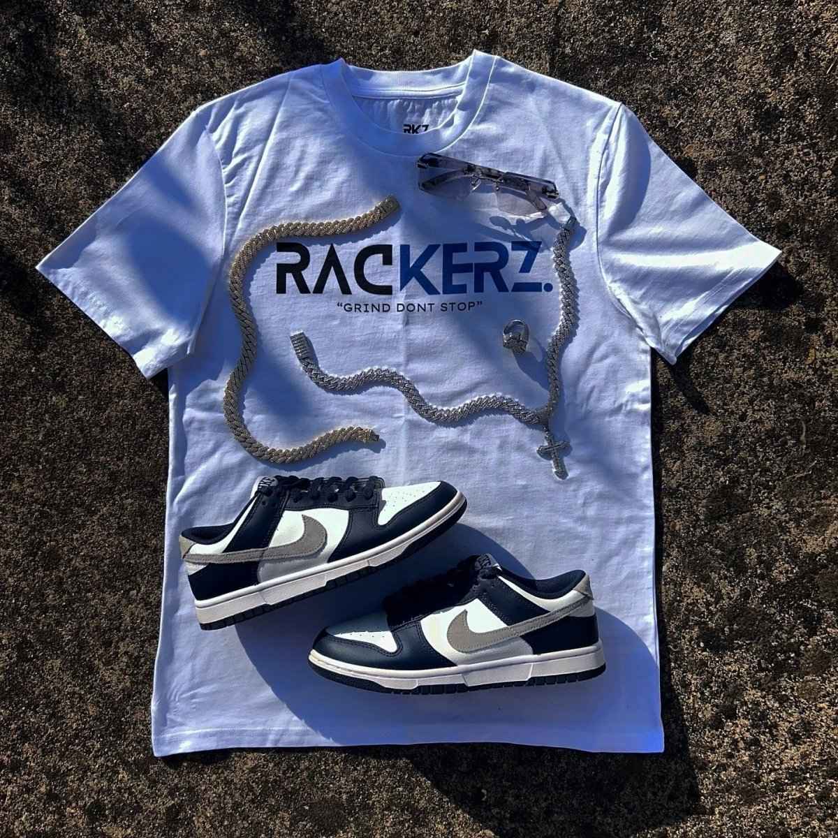 SIGNATURE LOGO GRAPHIC TEE - WHITE & BLUE