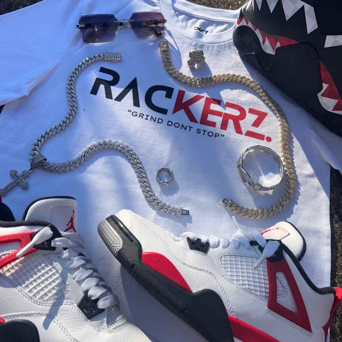 SIGNATURE LOGO GRAPHIC TEE - WHITE & RED